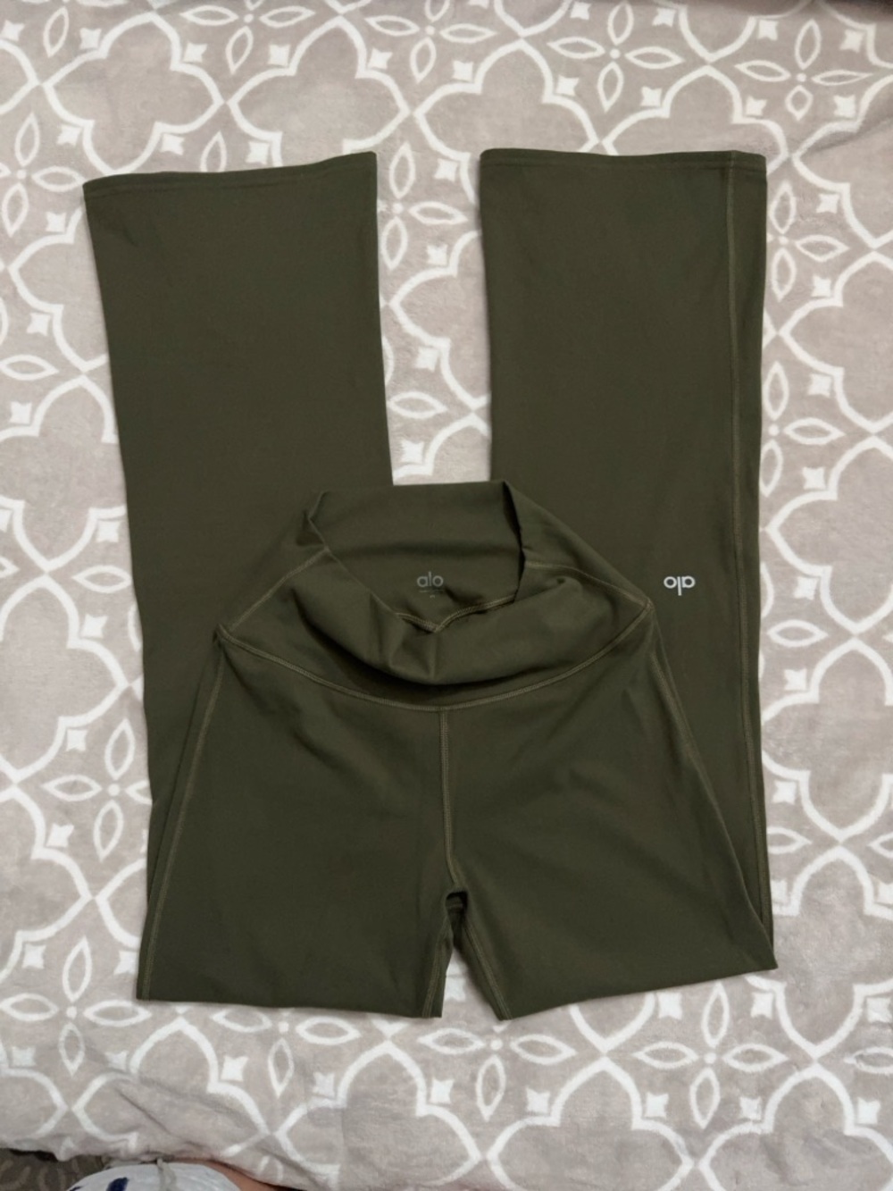 ALO Yoga olivegreen soft sculpt flares